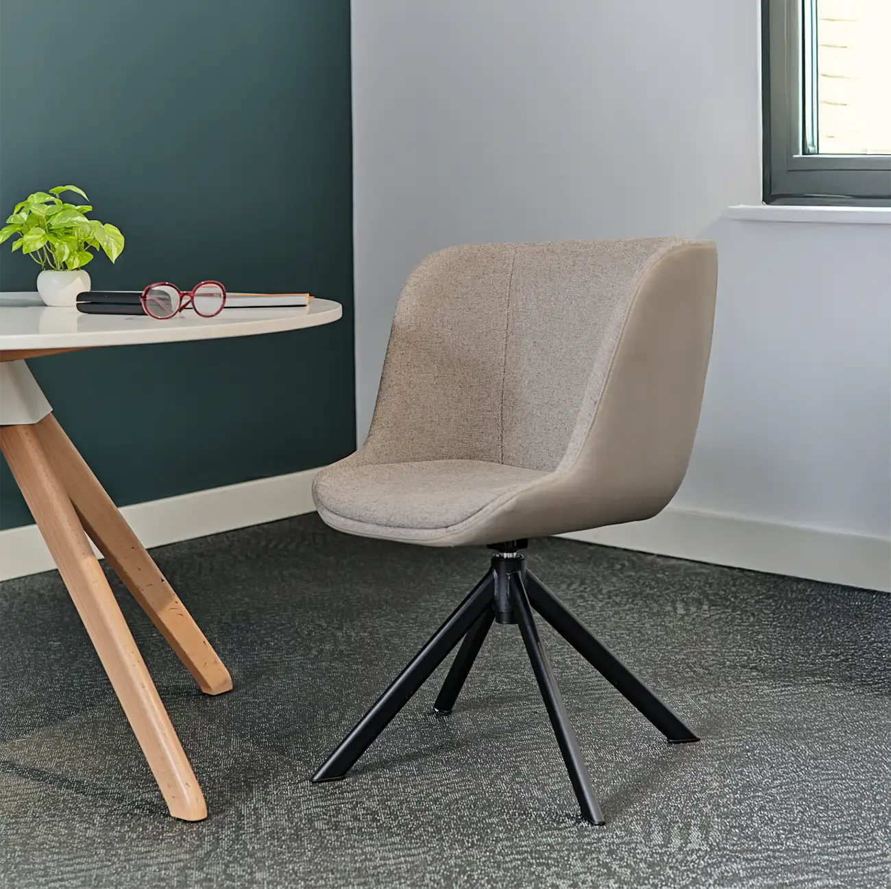 Photo de la collection EGGY pied pyramidal